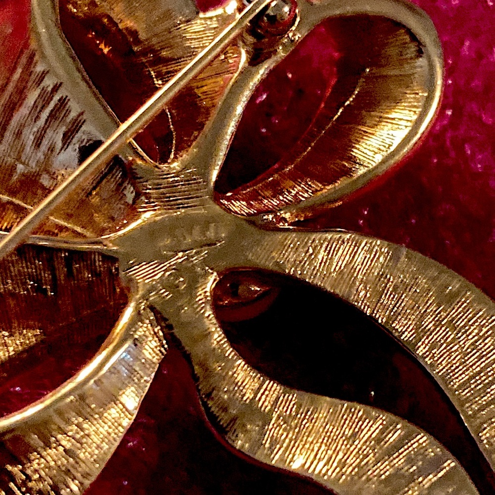 AVON Gold Ribbon Brooch - Picture 3 of 3
